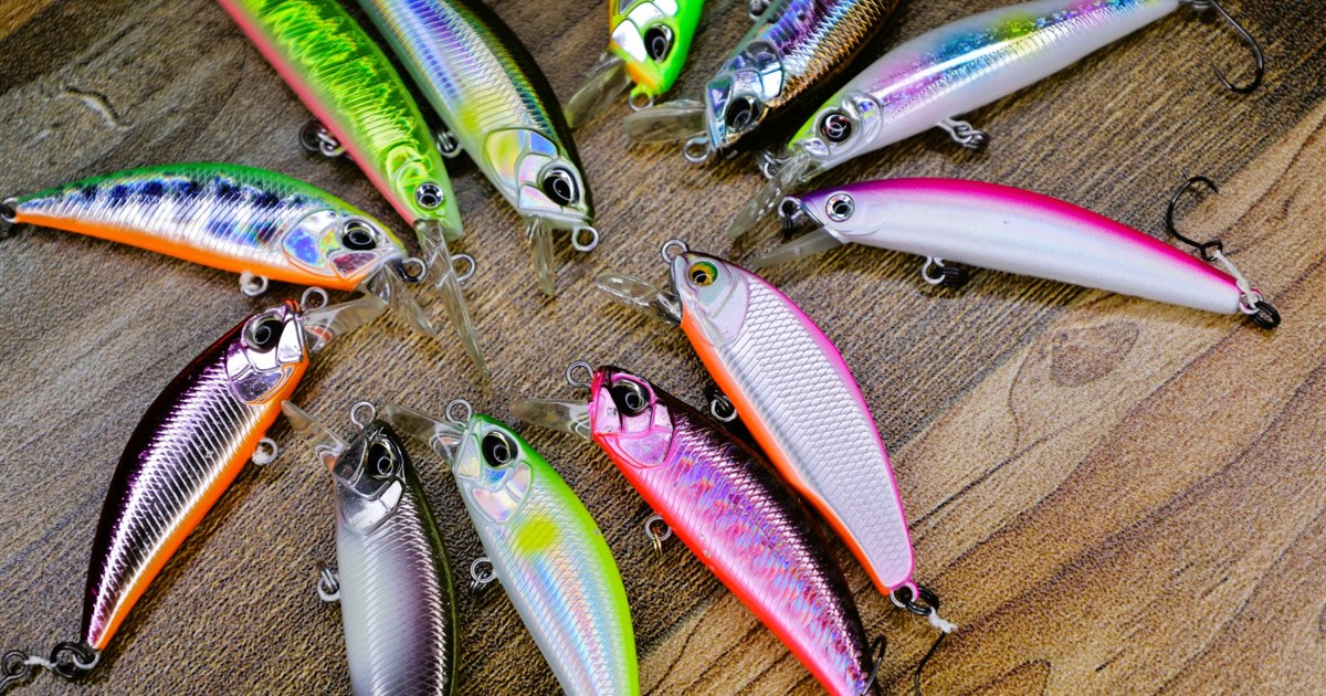トレブルフックが錆びた釣り用ルアーのクローズアップ
