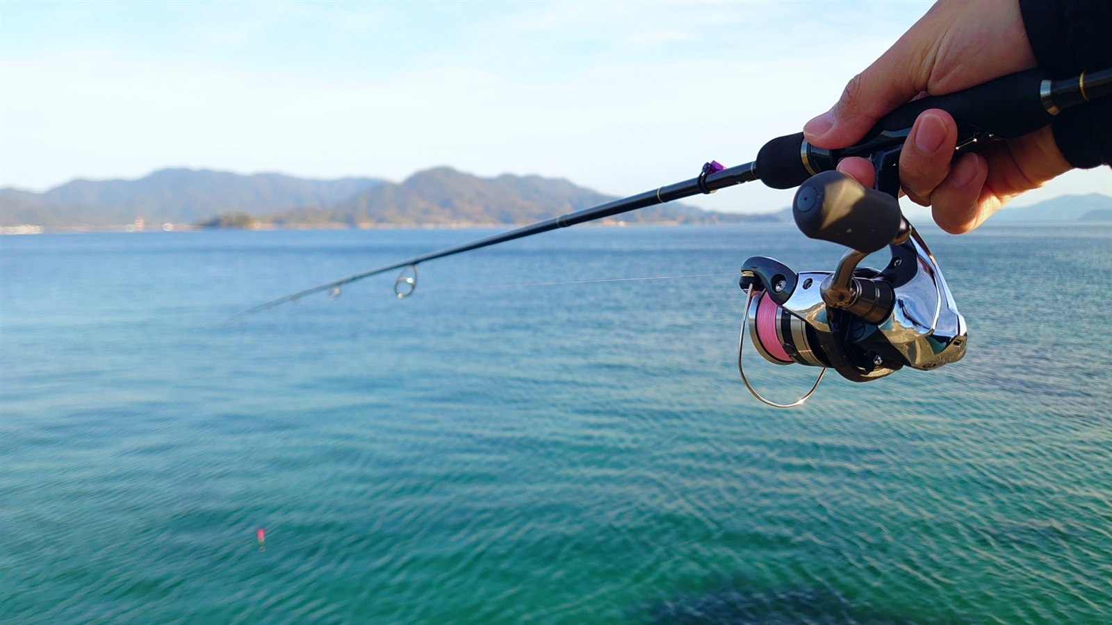 釣り用リールを点検・メンテナンスする様子